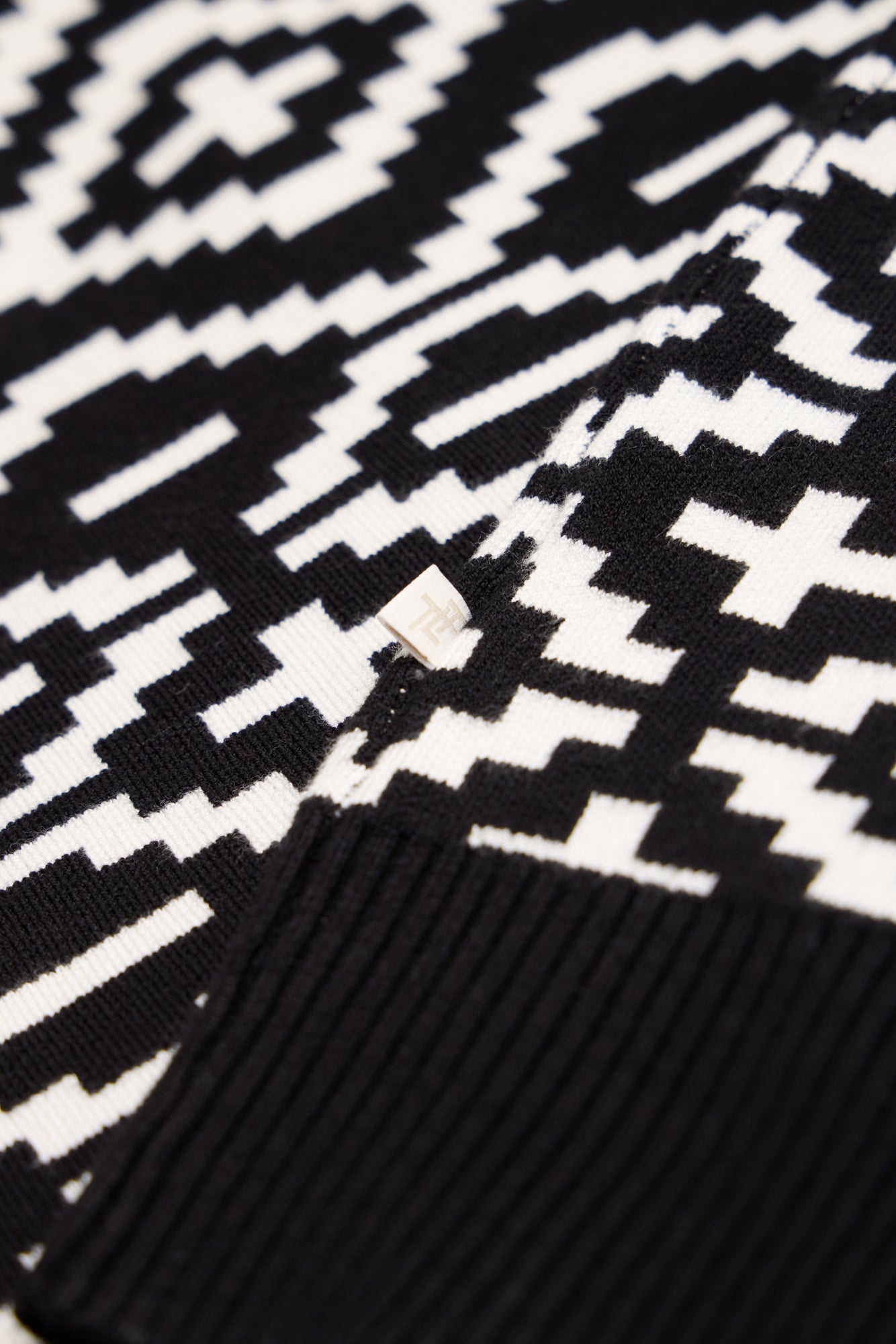 Black/ Cream Ladies Geometric Ski Jumper